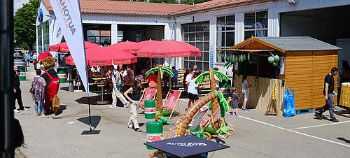 Dekoriertes Autohaus mit Sommer Feeling