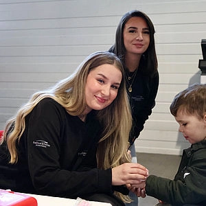 Zwei Mädels beim Kinderschminken. 