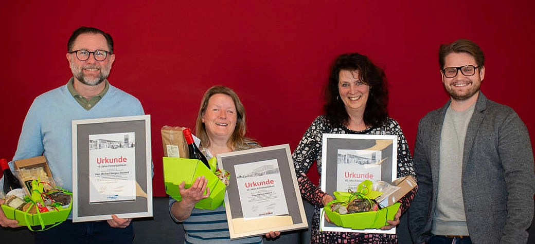 Gruppenfoto von den Jubilaren mit Geschäftsführer Josef Michael Eder.