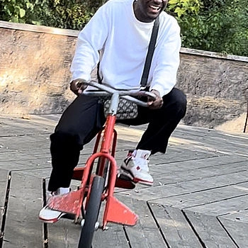 Azubi beim Fahrradfahren