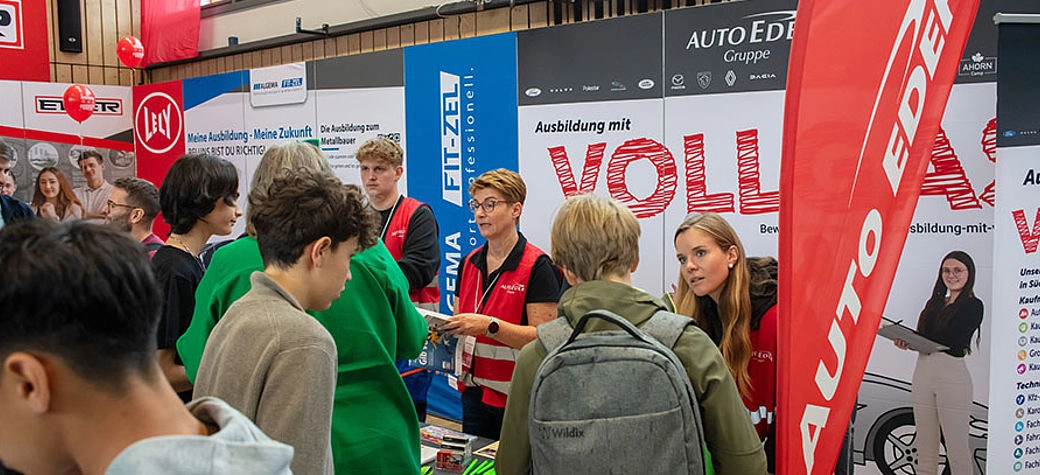Mitarbeiter bei der Azubimesse