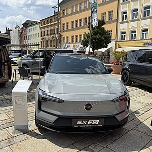 Graues Auto von vorne 