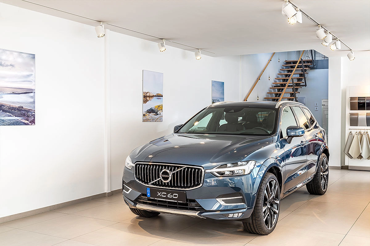 Autohaus München Ausstellungsraum Treppe