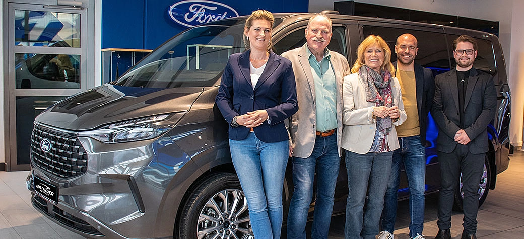 Familie Helfrich mit ihrem neuen Ford Tourneo Custom
