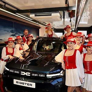 Die Faschingsgarde um den Dacia Bigster.