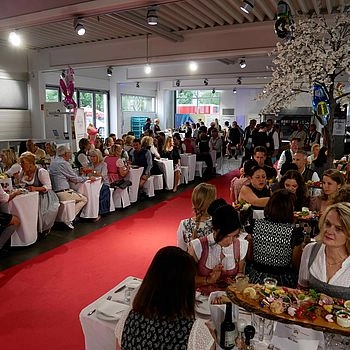 Besucher Essen am Tisch