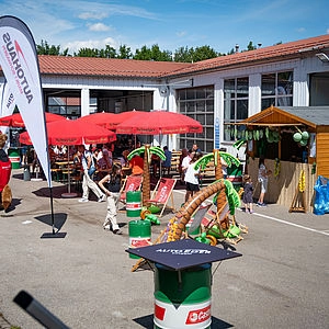 Dekoriertes Autohaus beim Sommerfest 