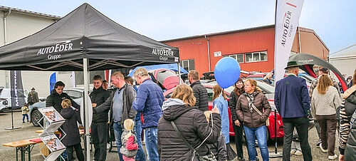 Besucher bei der Eder Kirchweihausstellung