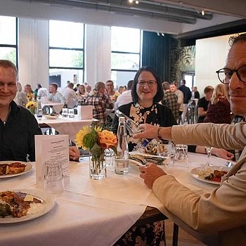 Ein Gruppenfoto von Mitarbeitern.