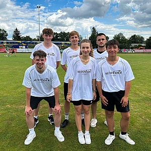 Gruppenfoto mit Azubis auf dem Spielfeld