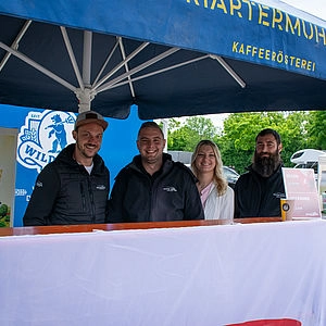 Mitarbeiter hinter der Bar 