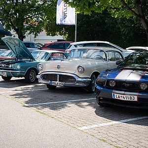 Aufgereihte Oldtimer 
