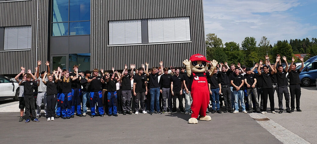 Azubigruppenbild zur Azubibegrüßung der Auto Eder Gruppe