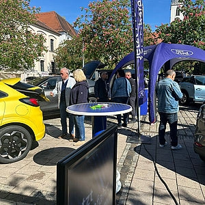 Besucher schauen sich Autos an