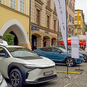 Autos in der Innenstadt aufgereiht