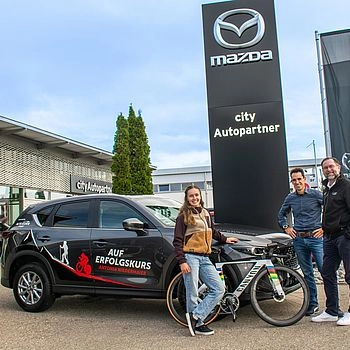 Antonia Niedermaier bei der Übergabe des Mazdas