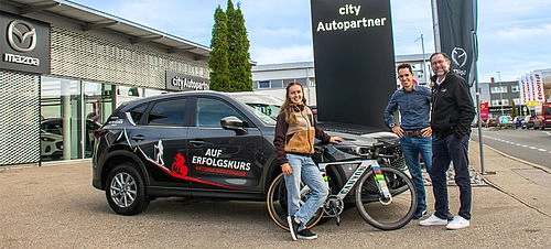 Antonia Niedermaier mit ihrem neuen Mazda CX-5