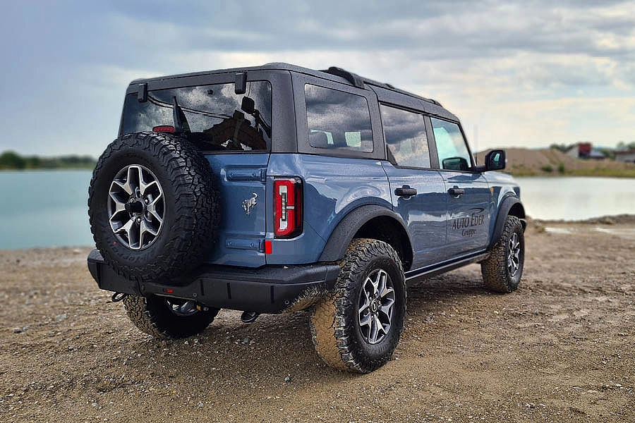 Ford Bronco am Wasser