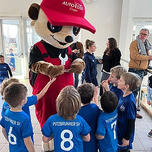 Schraubi umringt von Spielern