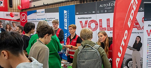 Mitarbeiter bei der Azubimesse