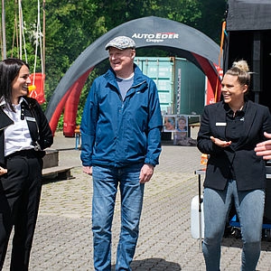 Menschen stehen nebeneinander 