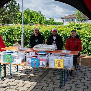 Mitarbeiter sitzen bei den Give-Aways 