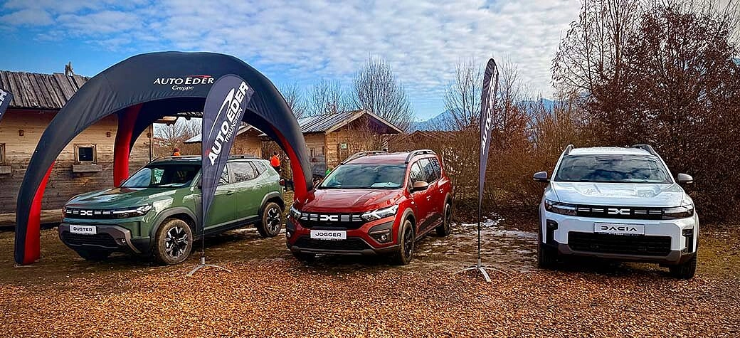 Dacia Fahrzeuge bei den Holztagen in Übersee