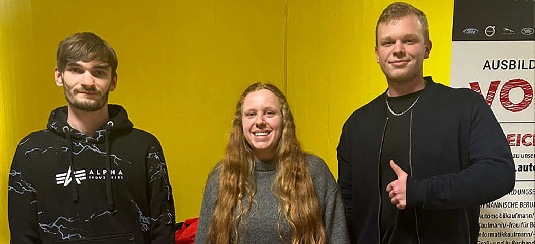 Mitarbeiter vor dem Messestand