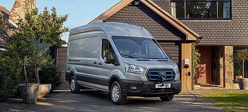 Ford Transit beim Aufladen