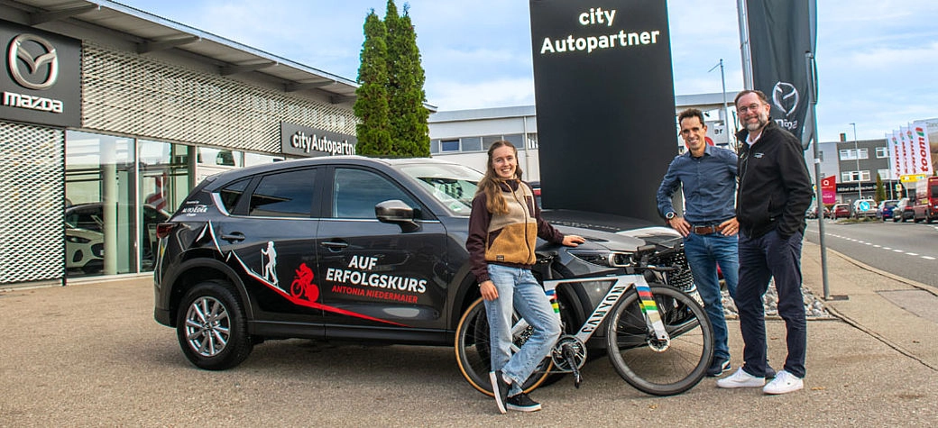 Antonia Niedermaier mit ihrem neuen Mazda CX-5