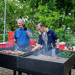 Mitarbeiter an dem Grill